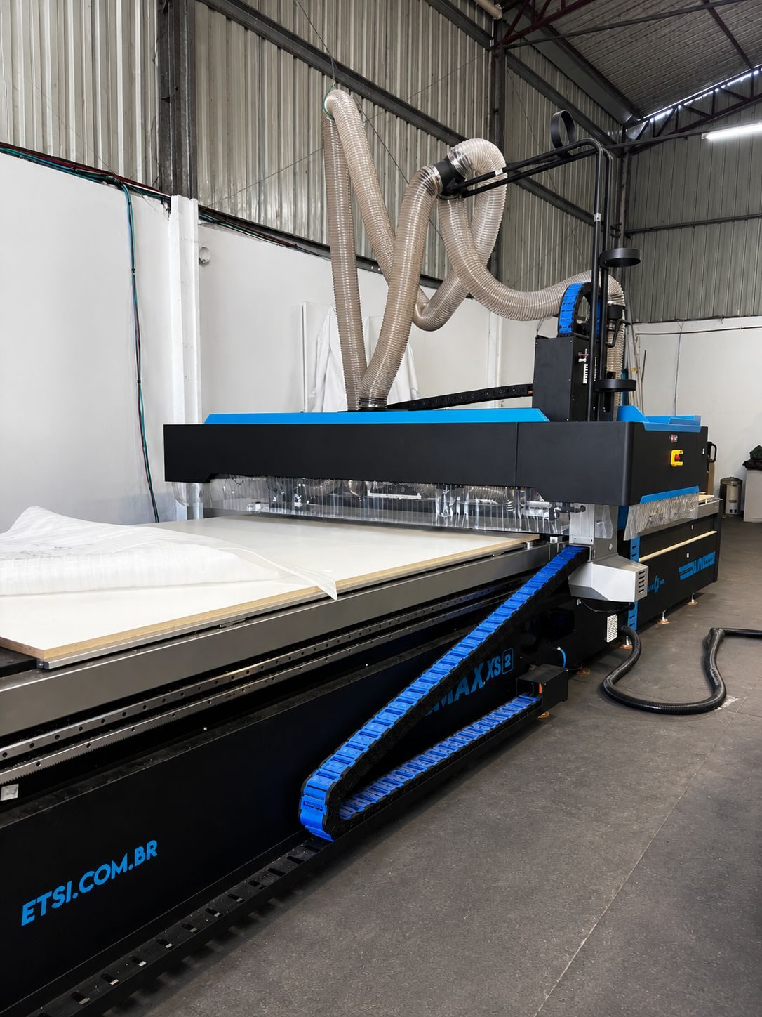 Centro de usinagem CNC cortando chapa na fábrica da Estylize