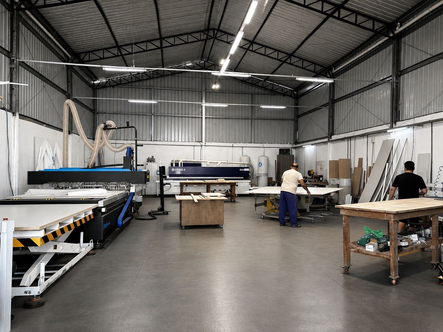 Interior da fábrica da Estylize, com centro de usinagem CNC e coladeira de borda em operação